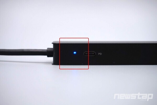 측면에 있는 LED로 동작 상태를 확인할 수 있다.