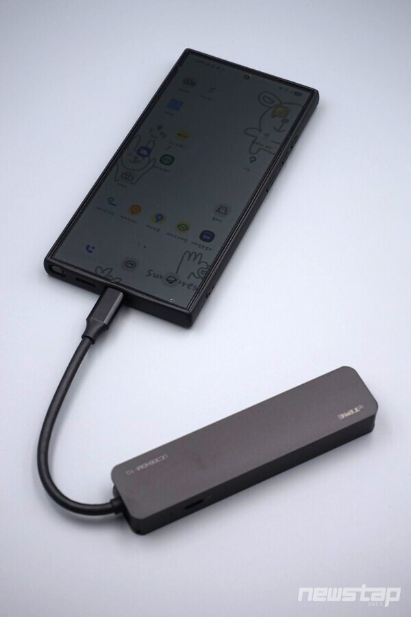 스마트폰의 USB 포트에 연결한 모습