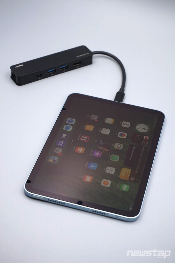 USB 타입C 포트를 지닌 아이패드 미니에 연결한 모습