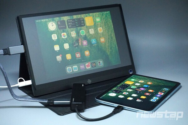 아이패드 미니와 연결한 모습. 아이패드 화면을 그대로 모니터에 띄을 수 있다.