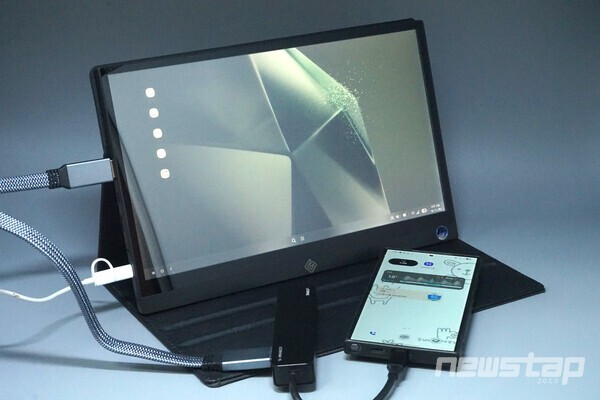 갤럭시 스마트폰과 연결하면 DeX 모드를 사용할 수 있다.