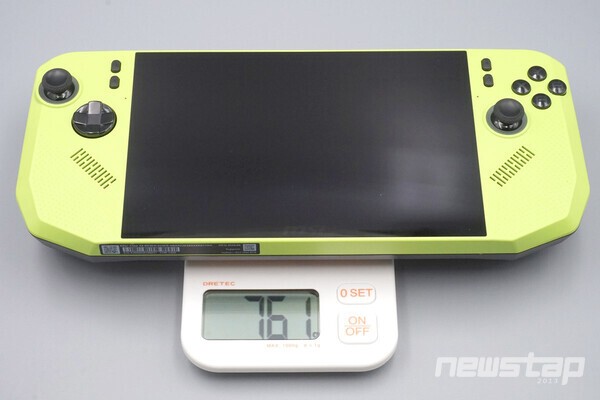 무게를 직접 측정해보니 스펙보다 낮은 761g으로 나타났다.