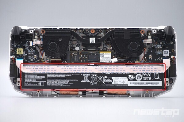 배터리는 기기 하단에 위치해 있다.