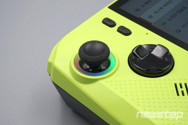 스틱은 Hall Effect 센서 기반을 사용해 정확한 컨트롤과 뛰어난 내구성을 제공한다.