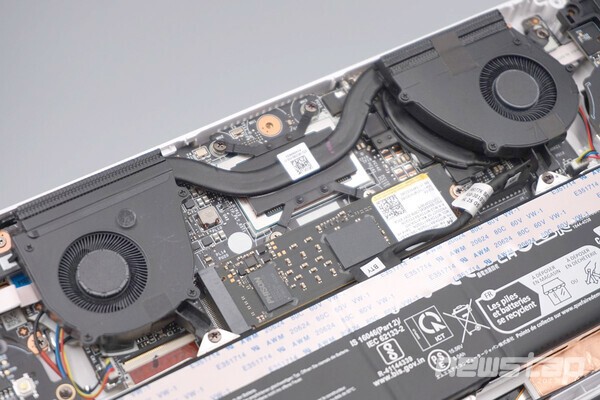 작지만 두 개의 냉각팬과 히트파이프가 발열을 효과적으로 해결한다.