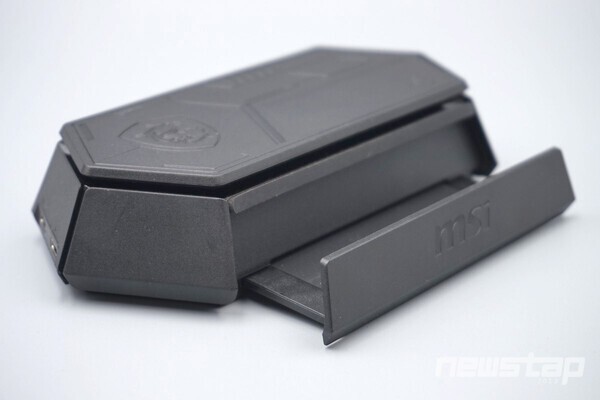 도킹 스테이션은 거치대 역할도 한다.