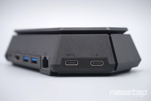 (왼쪽부터) USB 타입C 포트, 전원 포트