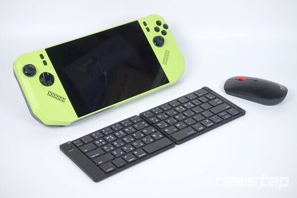 MSI Claw A8에 블루투스 키보드와 마우스만 연결하면 어디서든지 노트북처럼 활용할 수 있다.