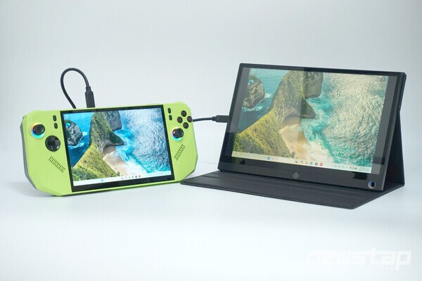 USB 타입C 지원 모니터를 연결하면 도킹스테이션이 없어도 바로 큰 화면으로 'MSI Claw A8'를 활용할 수 있다.