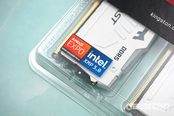 인텔과 AMD 호환성이 뛰어나다. 쉬운 오버클러킹을 위한 AMD EXPO와 Intel XMP 3.0을 지원한다.