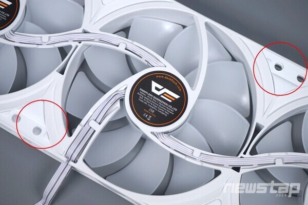 진동을 줄이기 위한 고무 패드가 붙어 있다.