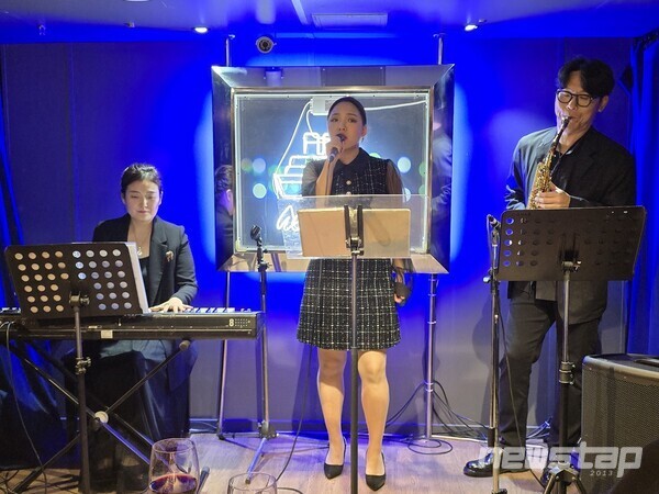 선상에서 진횅된 라이브 공연 모습