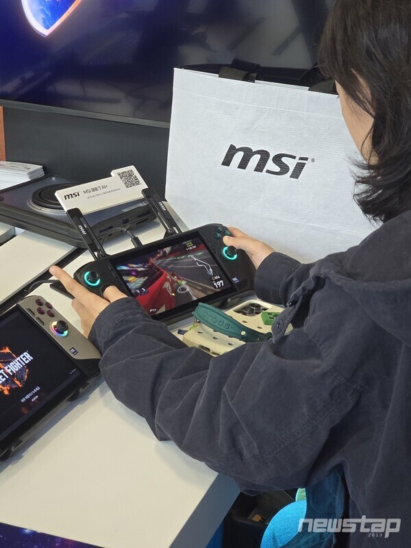 MSI 클로 7 AI+를 직접 체험하고 있는 방문객