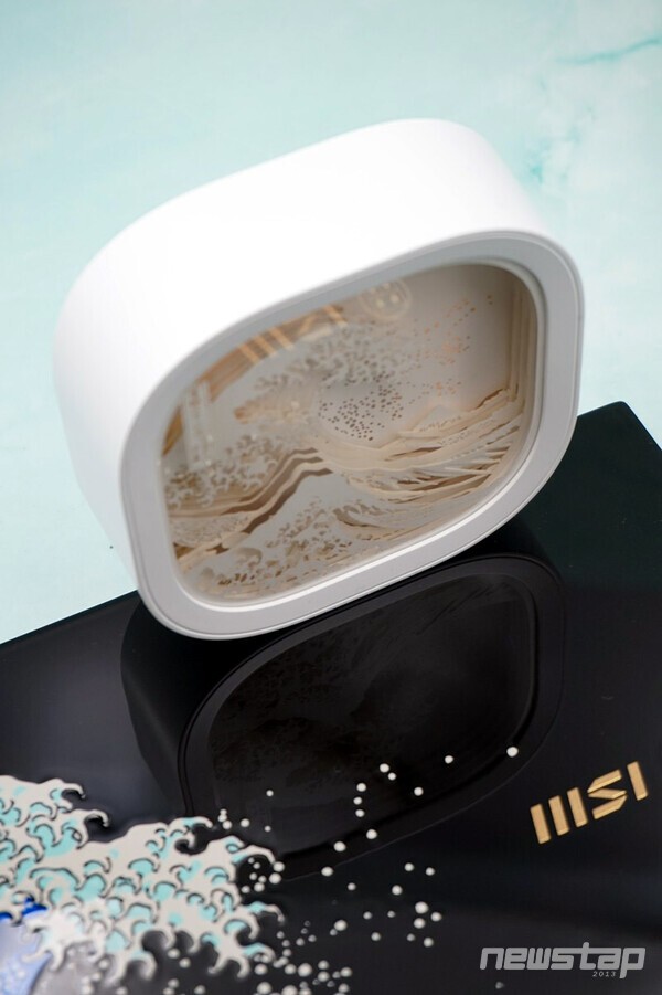 표면은 고광택 투명 마감 처리되어 은은한 빛반사가 일어난다.