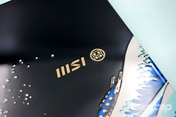 금빛으로 새겨진 MSI 로고와 협업 브랜드 OKADAYA의 문장(家紋)이 나란히 자리하며, 이는 이번 프로젝트가 단순한 제품 디자인이 아닌 국경을 넘은 공예 협업의 상징임을 보여준다.