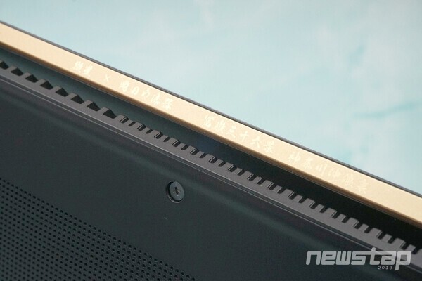 후면 힌지에 적용된 금색 플레이트