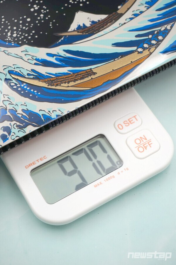 가정용 저울로 측정하니 970g에 불과하다.