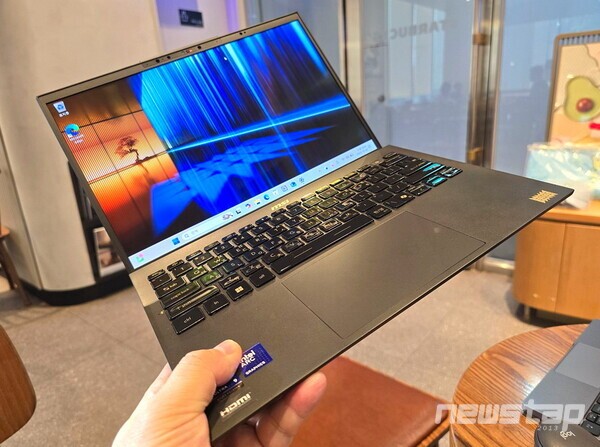 한손으로 쉽게 들어올릴 수 있다.