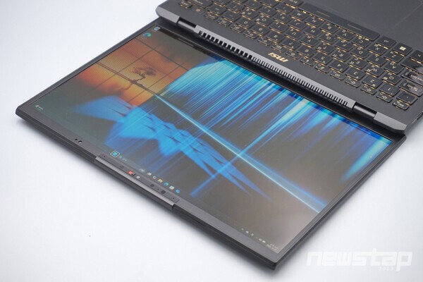 디스플레이는 180도 펼칠 수 있다.