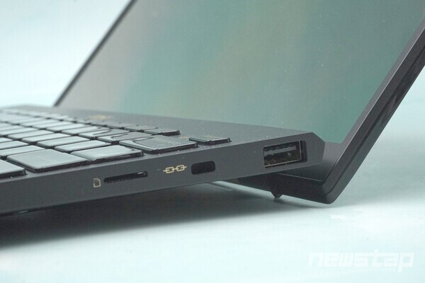 리프트 업(Lift-up) 구조의 힌지가 적용되었다.