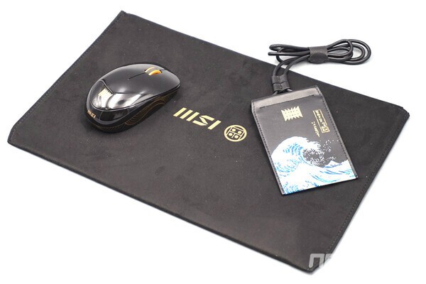 블루투스 마우스와 노트북을 보호할 수 있는 전용 슬리브백, 그리고 한정판임을 증명하는 개인 ID 배지