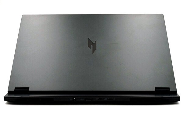 뒤쪽에도 일부 포트가 있어  책상 위 케이블을 깔끔하게 정리할 수 있다.