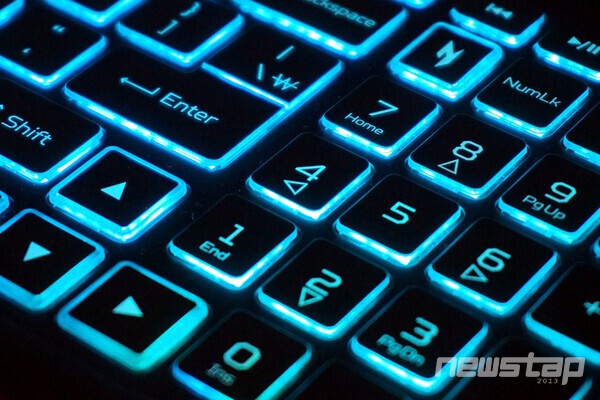 키캡 측면이 추명 처리되어 LED 효과가 더욱 돋보인다.