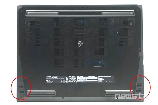 양쪽에 1개씩, 2개의 스피커가 있다.