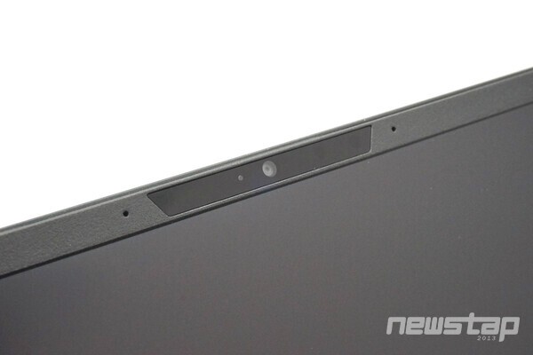 디스플레이 상단에는 FHD(1080p) 웹캠이 있다.