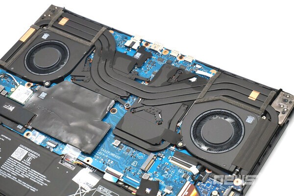 두 개의 냉각팬이 CPU와 GPU 열을 식힌다.