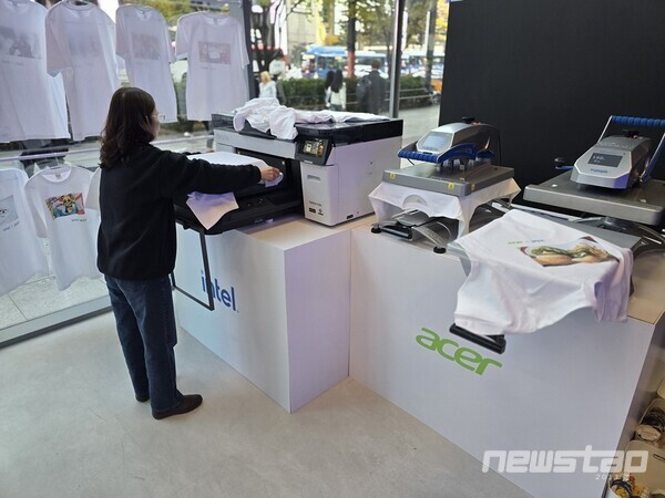 현장에서는 생성형AI로 만든 이미지로 티셔츠를 제작하는 행사가 함께 진행되었다.