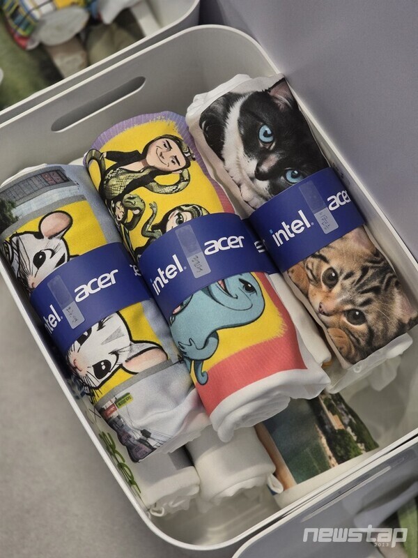 방문객의 아이디어와 생성형 AI로 제작된 티셔츠들