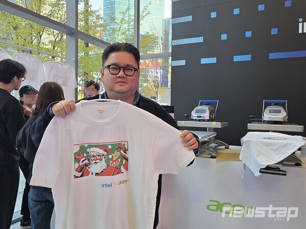 생성형 AI로 제작된 티셔츠들 들고 있는 에이서 코리아 김홍철 부장