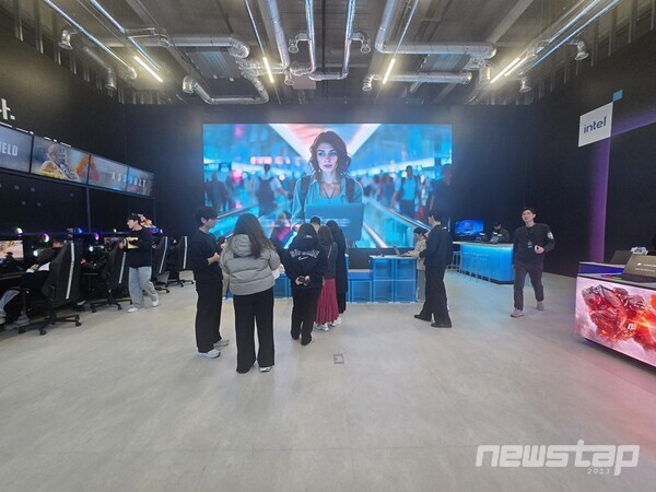 ‘인텔 익스피리언스 스토어 서울(Intel Experience Store Seoul) 에이서 데이’ 행사장 전경. 입구에는 인텔의 AI를 직접 체험해 볼 수 있는 에이서 스위프트(Swift) 시리즈가 방문객을 맞이한다.