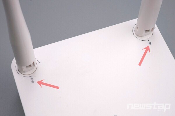 4개의 안테나가 있으며 각각의 안테나는 2.4GHz와 5GHz 대역을 담당한다.