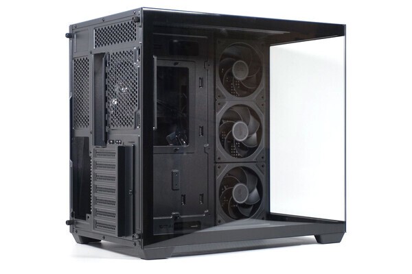 앞쪽 측면에 3열 냉각팬이 있다.