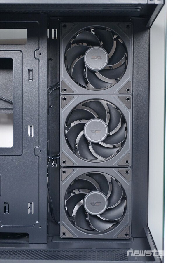 앞쪽 측면에 있는 3개의 냉각팬