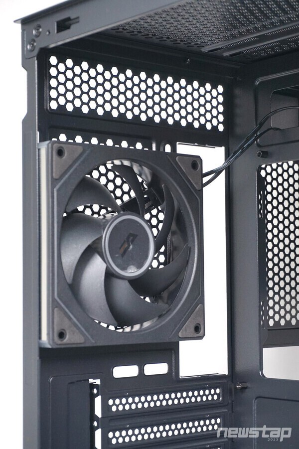 후면에 장착된 냉각팬