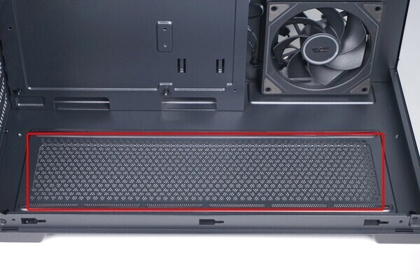 하단부에는 120mm 팬 3개를 추가할 수 있다.