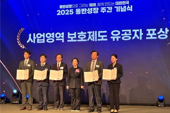 25일 ‘2025 동반성장 주간 기념식’ 사업영역 보호제도 유공자 시상식 현장. 한성숙 중소벤처기업부 장관(왼쪽 네 번째)과 장관 표창을 수상한 (주)하림 유영삼 기획조정실장(왼쪽 첫 번째) 등 수상자들이 기념촬영을 하고 있다.