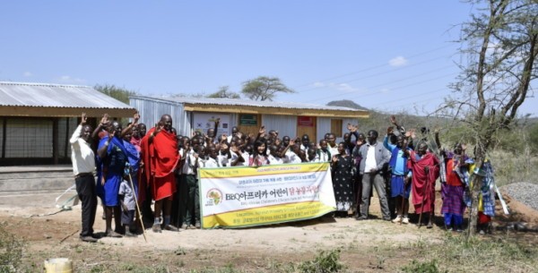 BBQ가 본사와 가맹점의 참여형 사회공헌활동인 ‘아이러브아프리카’를 통해 누적 기부액 26억원을 지원했다. ‘아이러브아프리카’ 활동으로 케냐 카지아도 카운티 노레텟 초등학교와 노레텟 중학교에 만들어진 ‘BBQ 치킨 농장&자립 캠프’인 실증 체험 농장 모습